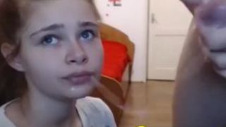 Раздетая 18-летняя студентка отсасывает большой хер в прямом эфире
