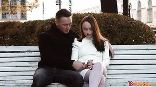 Парень после первого свидания поимел красивую девушку на диване во все дырки