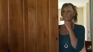 Сисястая мачеха сделала пасынку глубокий минет и полизала ему яйца