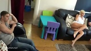 Пасынок подсматривает за зрелой мачехой с большой жопой