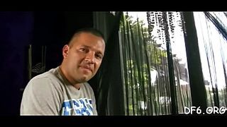 Отчим трахнул пьяную падчерицу в бритую манду на диване