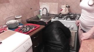 Сантехник оттрахал раком замужнюю телку на кухонном столе