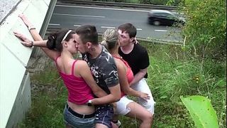 Двое парней и две девушки устроили легкую групповушку на обочине дороги
