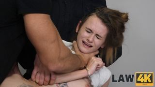 Двое охранников СИЗО трахают худую преступницу, которая ждет своего приговора