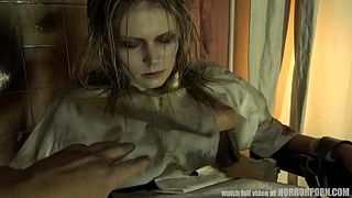 Прикованной блондинке жёстко надавали за щеку и в пизду